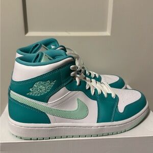 Jordan Women's Air Jordan 1 Mid in washed teal size 8, New in box
